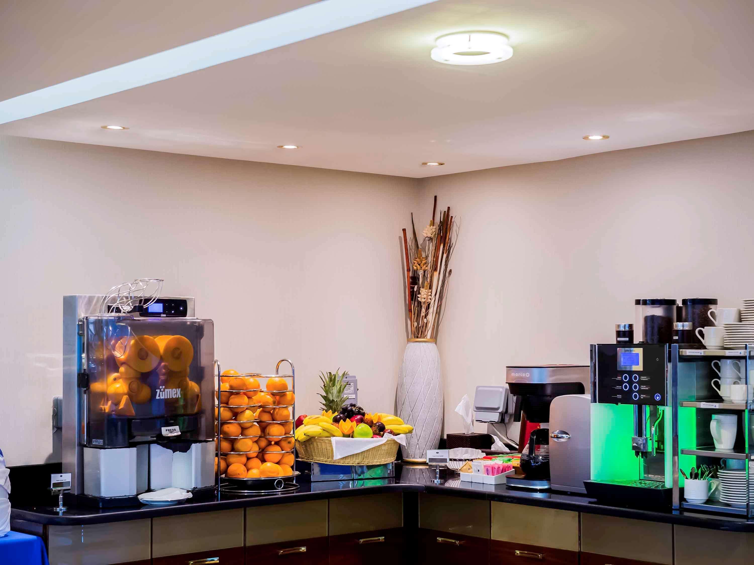 Grand Mercure Majlis Residences Abu Dhabi Luaran gambar A coffee bar in a hotel