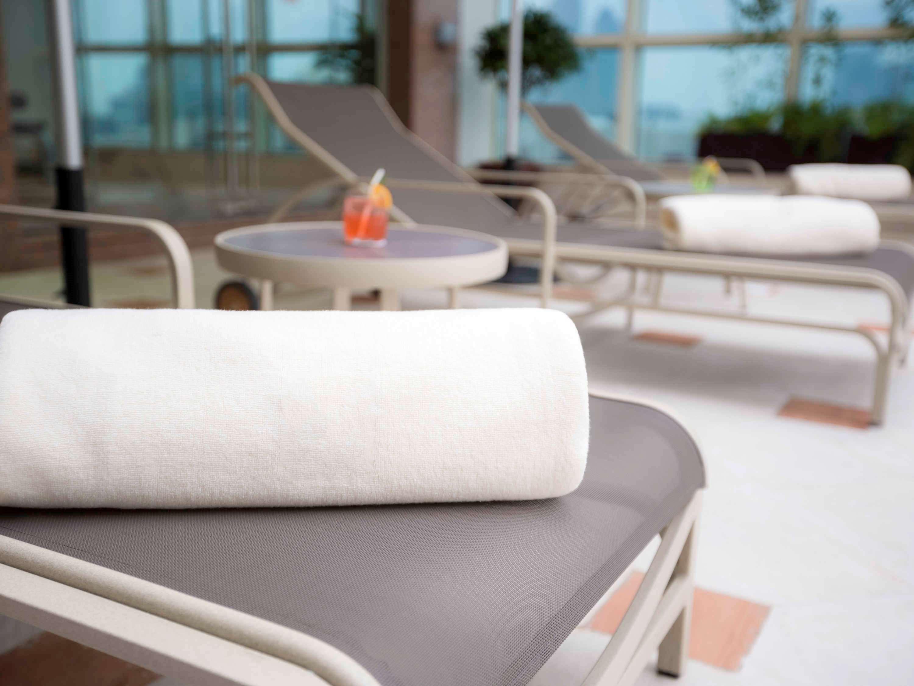 Grand Mercure Majlis Residences Abu Dhabi Luaran gambar A rolled towel on a lounge chair