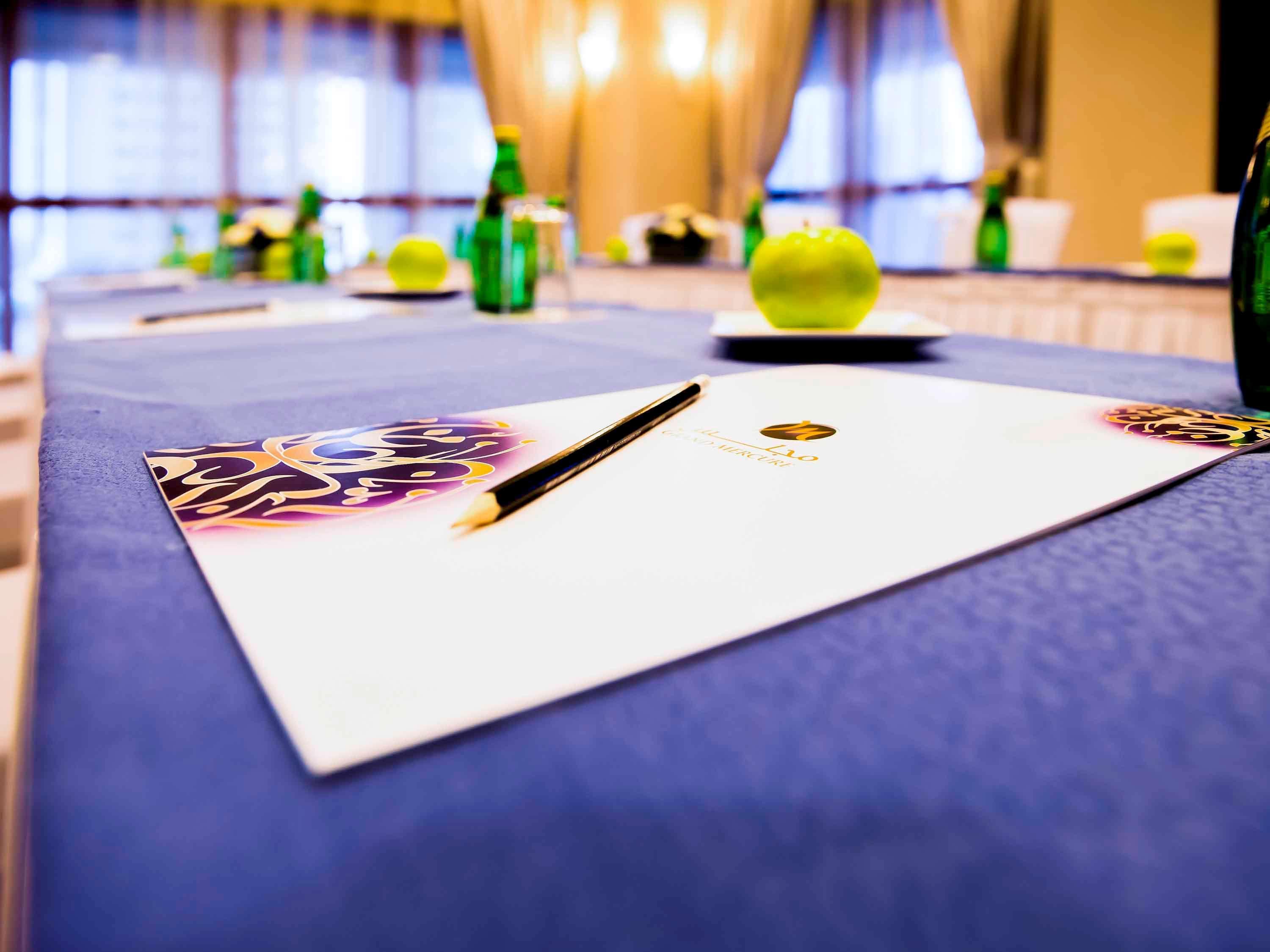 Grand Mercure Majlis Residences Abu Dhabi Luaran gambar A pen and a notepad on a table
