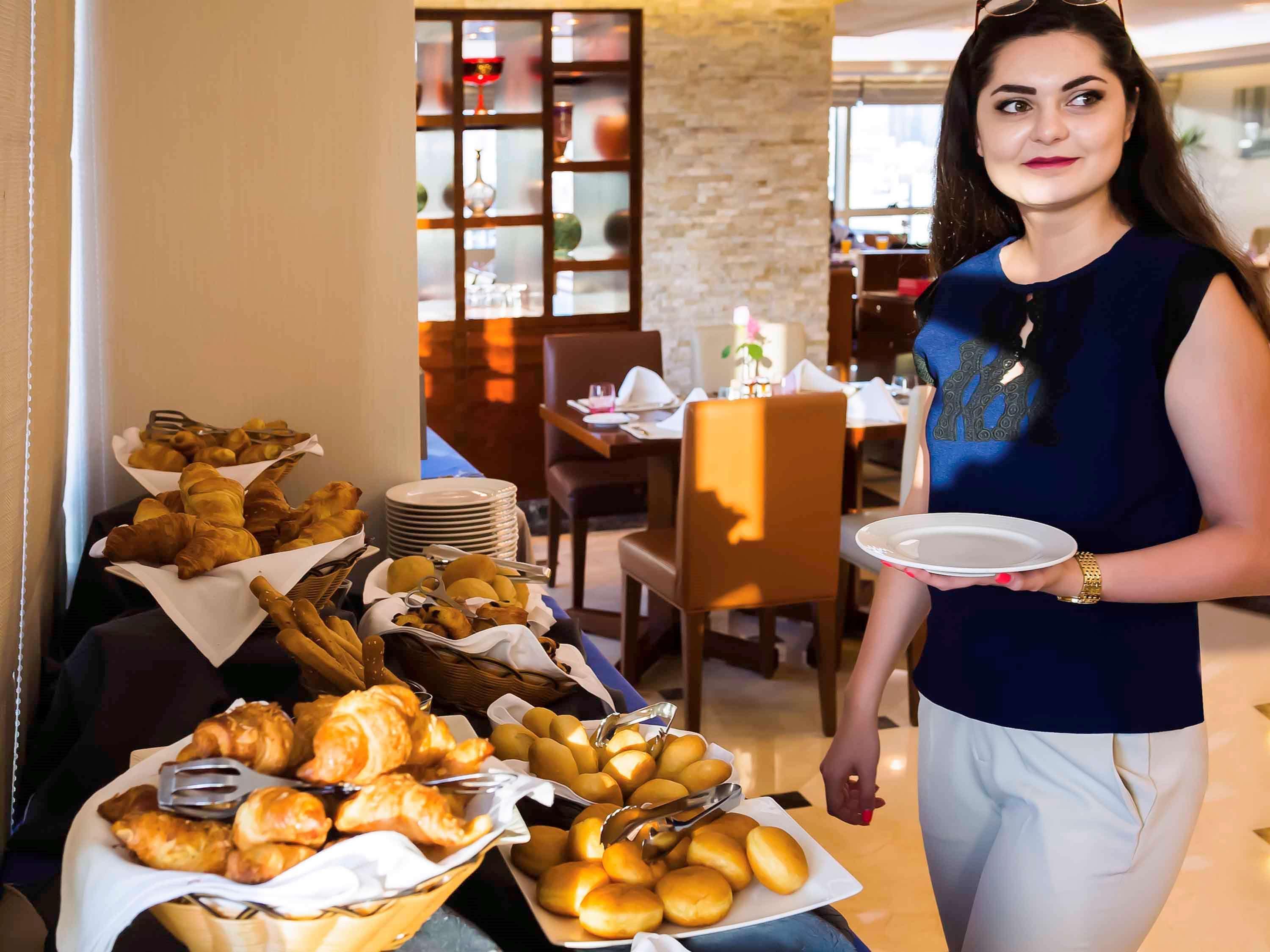 Grand Mercure Majlis Residences Abu Dhabi Luaran gambar A hotel staff serving food