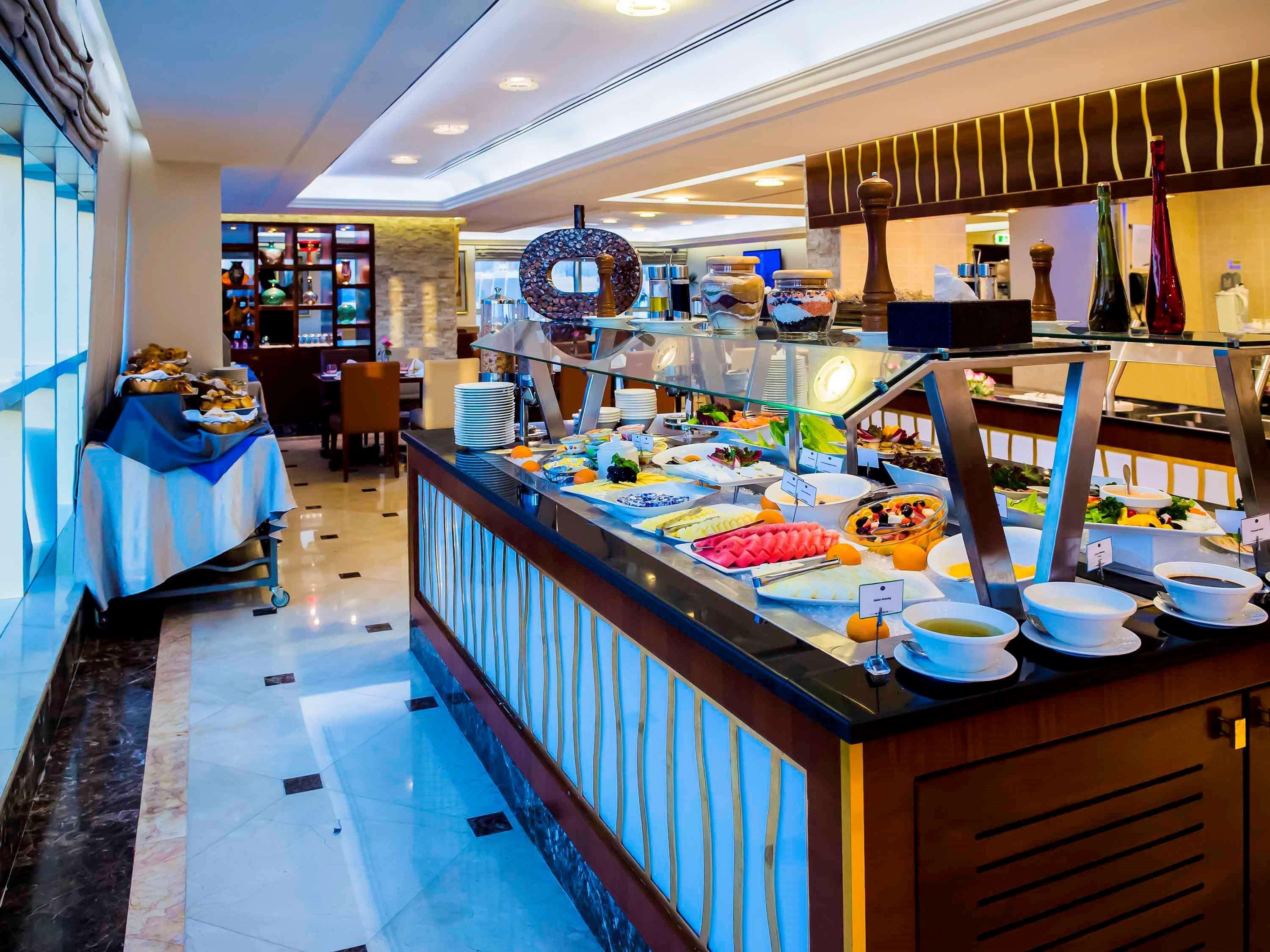 Grand Mercure Majlis Residences Abu Dhabi Luaran gambar A buffet at a hotel