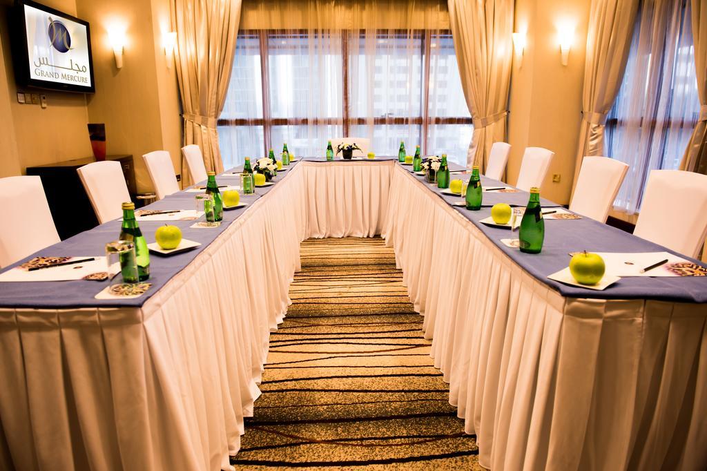Grand Mercure Majlis Residences Abu Dhabi Luaran gambar A meeting room at the hotel