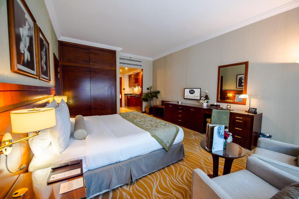 Grand Mercure Majlis Residences Abu Dhabi Luaran gambar A bedroom at the hotel