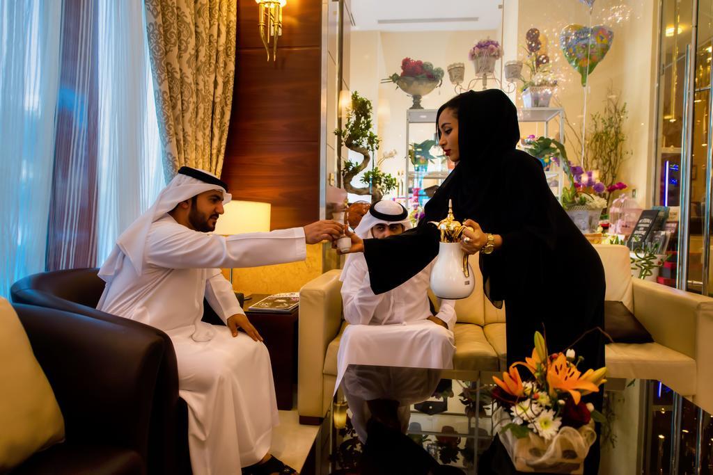 Grand Mercure Majlis Residences Abu Dhabi Luaran gambar A woman in traditional dress in the United Arab Emirates