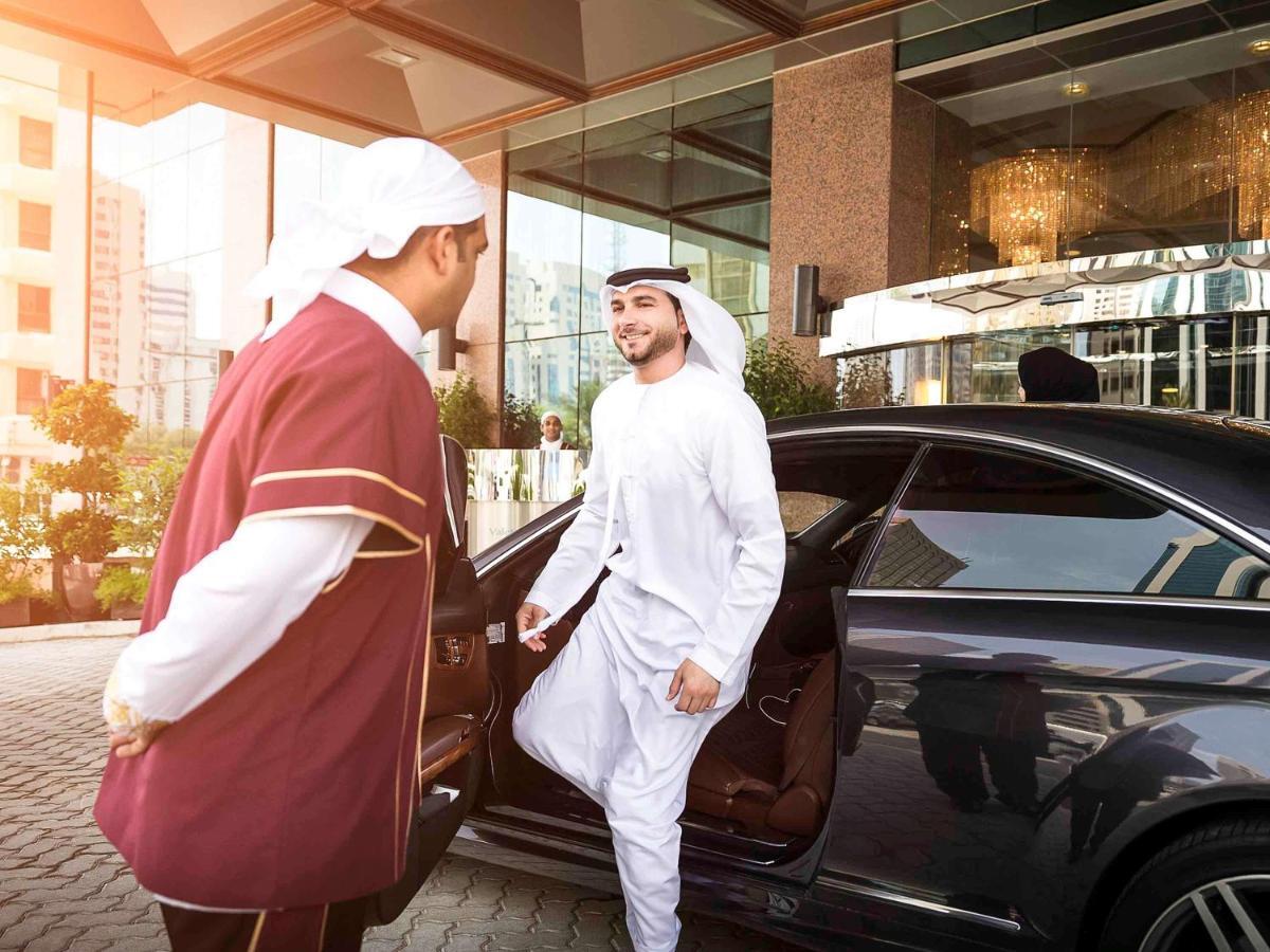 Grand Mercure Majlis Residences Abu Dhabi Luaran gambar A guest being helped out of a car