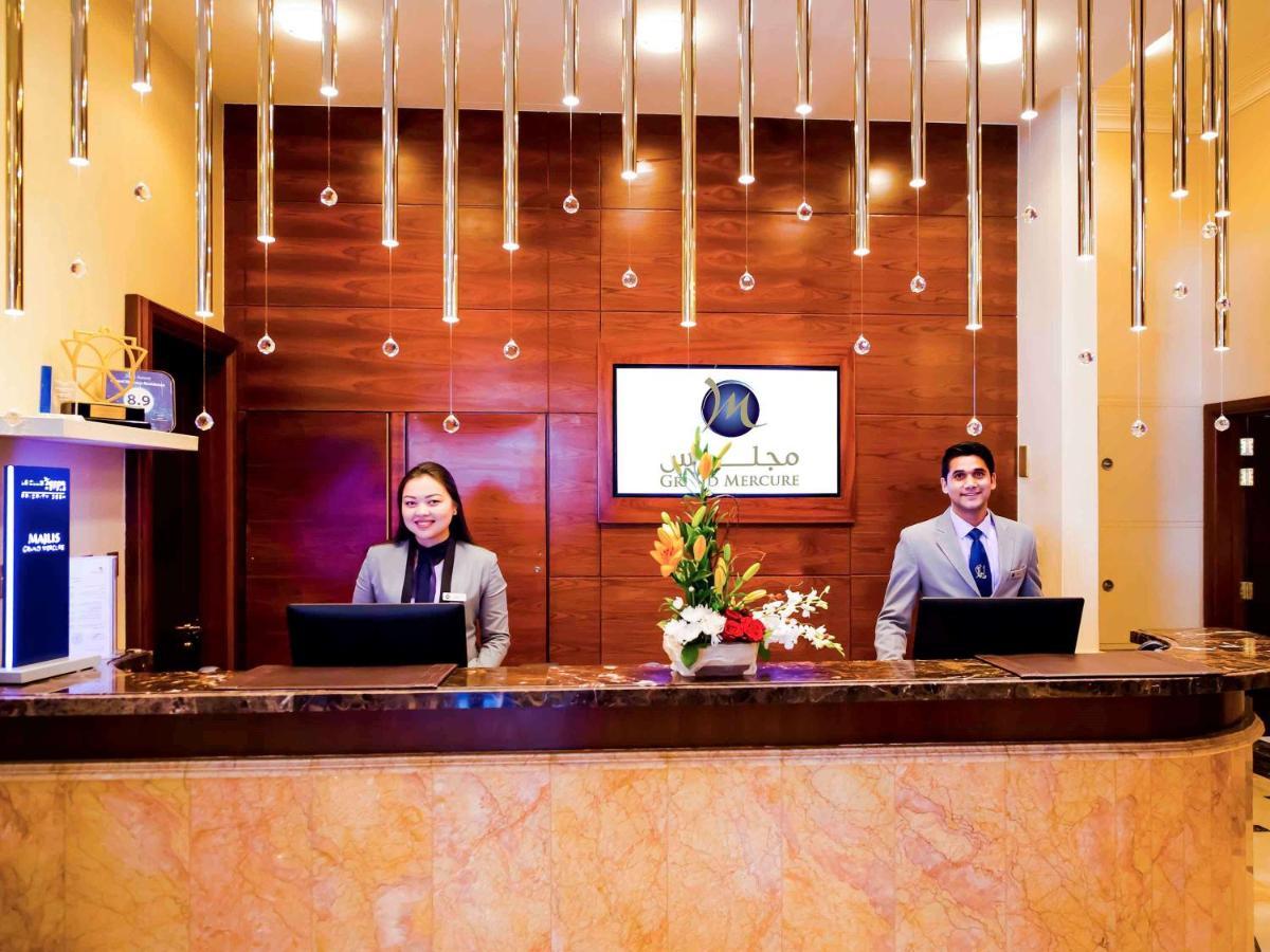 Grand Mercure Majlis Residences Abu Dhabi Luaran gambar Reception desk at a hotel